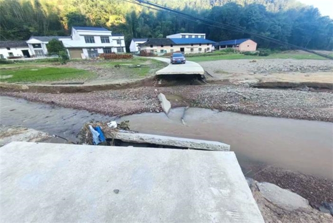 新城平台-地球科学与空间信息工程学院“三下乡”团队赴岳阳救灾布防