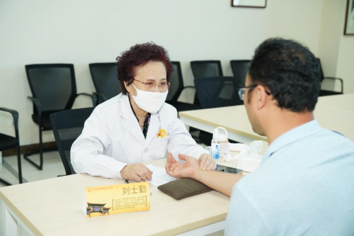 新城平台-首都校园再掀“中医药传统文化节” 北京同仁堂走进北京电子科技职业学院