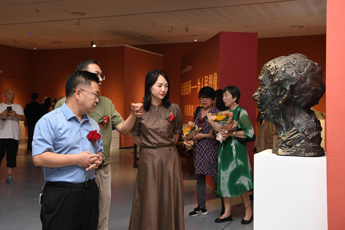 新城平台-“我塑我师——为人民塑像”专题雕塑（油画）展在遵义开幕